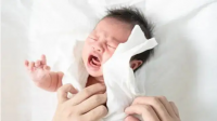 为什么必须禁止给新生儿挤乳头？