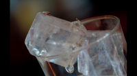 在冰箱里冻冰块，怎么才能让冰块冻出来晶莹剔