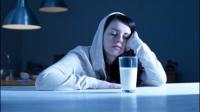 睡前喝牛奶更有利健康吗？
