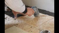 家里地面铺的瓷砖翘起来了，是什么原因？该怎么修补？