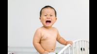 2岁8个月的宝宝，半夜总是醒来哭着要去客厅，怎么回事？