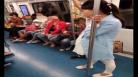 为何现在公交车或者地铁上，很少有人给孕妇让座？本人挺着大肚子上车，偶尔有人让座一般是女学生或者大妈？