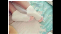 宝宝睡觉到底要不要穿袜子，能光脚吗？
