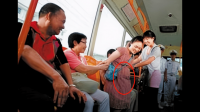 那些一大早在地铁上见到孕妇或者小孩不让座的年轻人是什么样的心理？