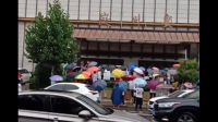 如何看待安徽蚌埠徽州宴老板娘小区内遛狗咬伤小孩，口出狂言谁敢弄她的狗就弄死人孩子？