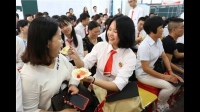 是让孩子每天不开心的学习着，还是让他开心的平凡下去？