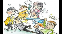 男子强吻女孩遭反抗，猛踹飞女孩后再次强吻，男