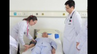 在病房内，病人突发情况需要抢救，为什么医生要把人都清走？