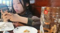 “欠我一万块的同事离职了”：该不该给同事借钱？